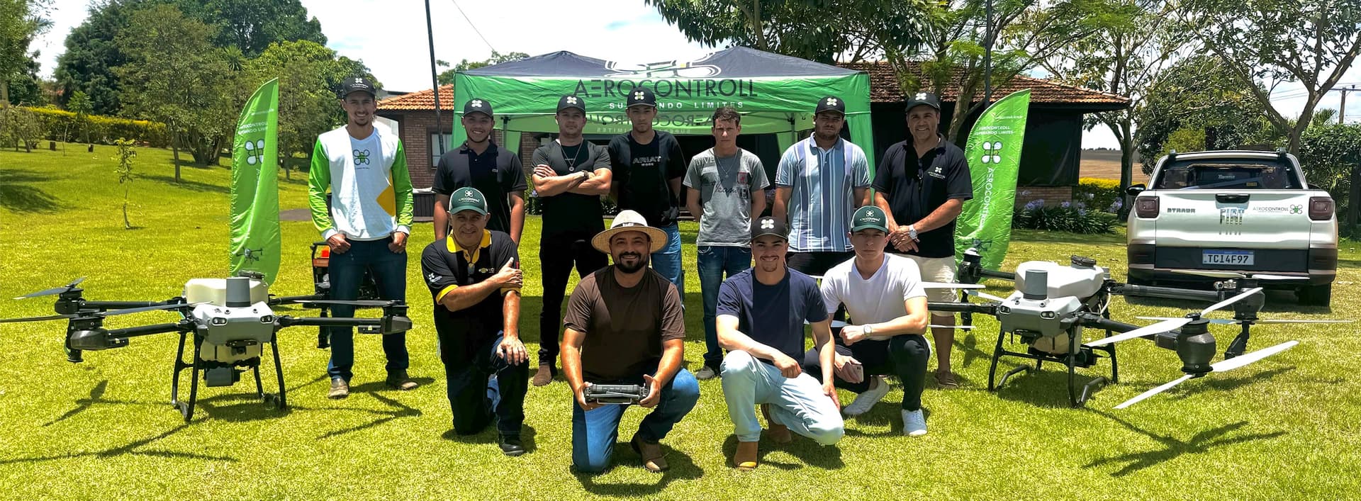 Equipe AEROCONTROLL em opera\u00E7\u00E3o de campo com drones agr\u00EDcolas