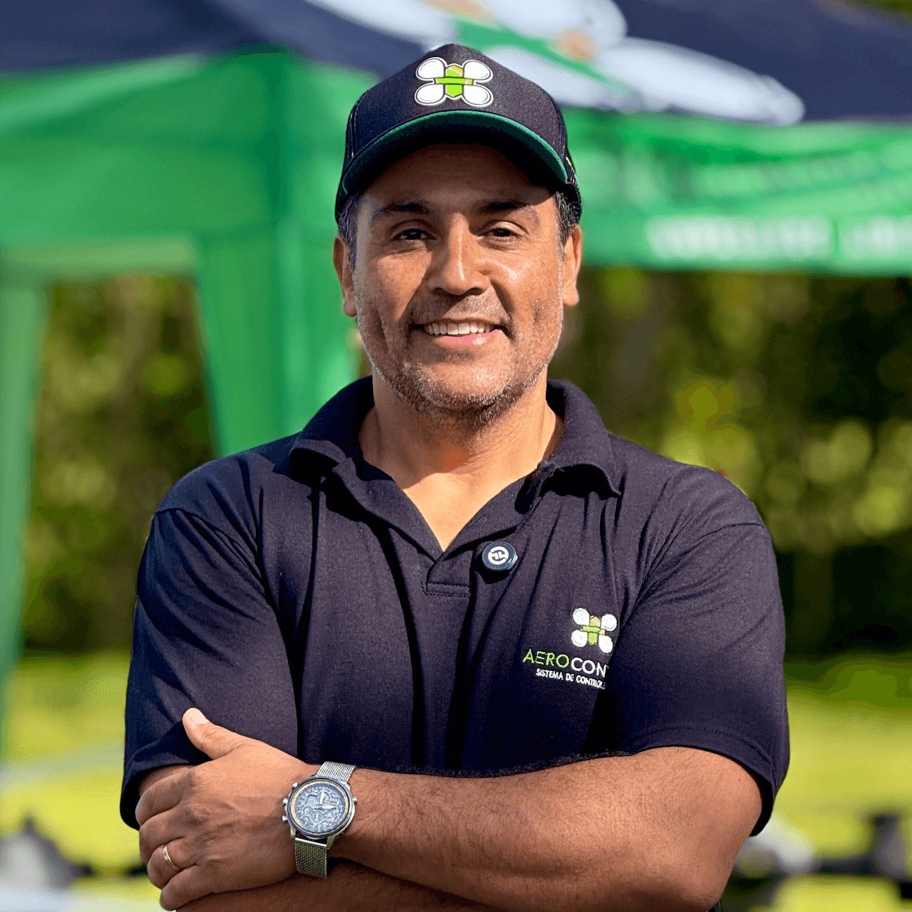 Instrutor AEROCONTROLL com drone agrícola em treinamento prático